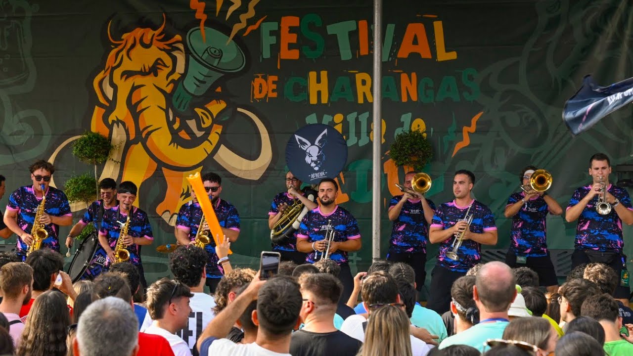 Charanga No Ni Ná actuando en el VI Festival de Charangas Villa de Padul